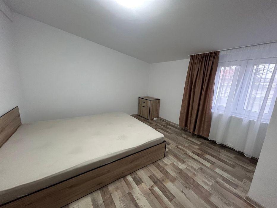 Inchiriez apartament la casa