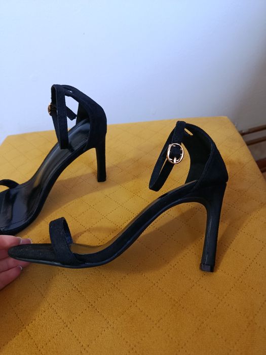 Sandale negre cu toc