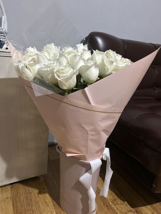 Белые свежие розы