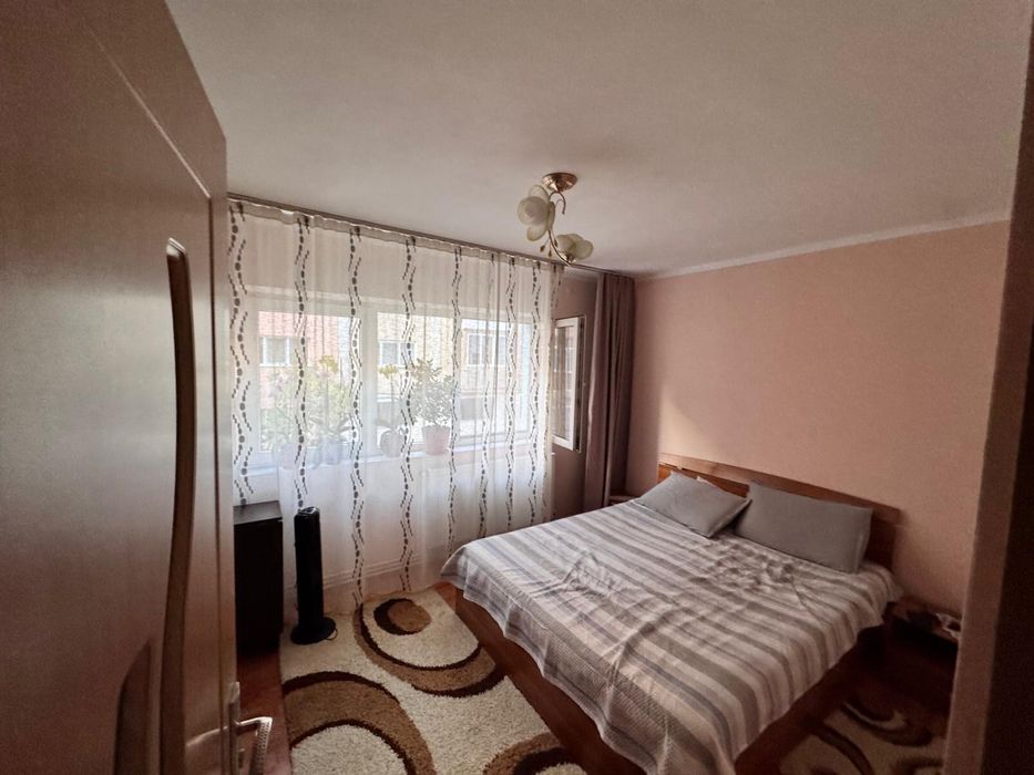 Vand apartament 3 camere semidecomandat