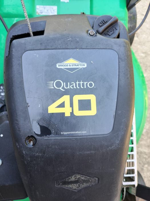 Mașina tuns iarba , gazonul