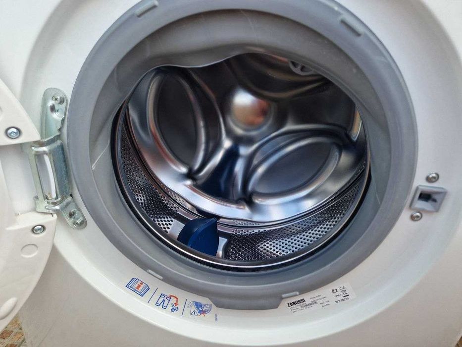 Пералня Zanussi втора употреба работеща, със забележка
