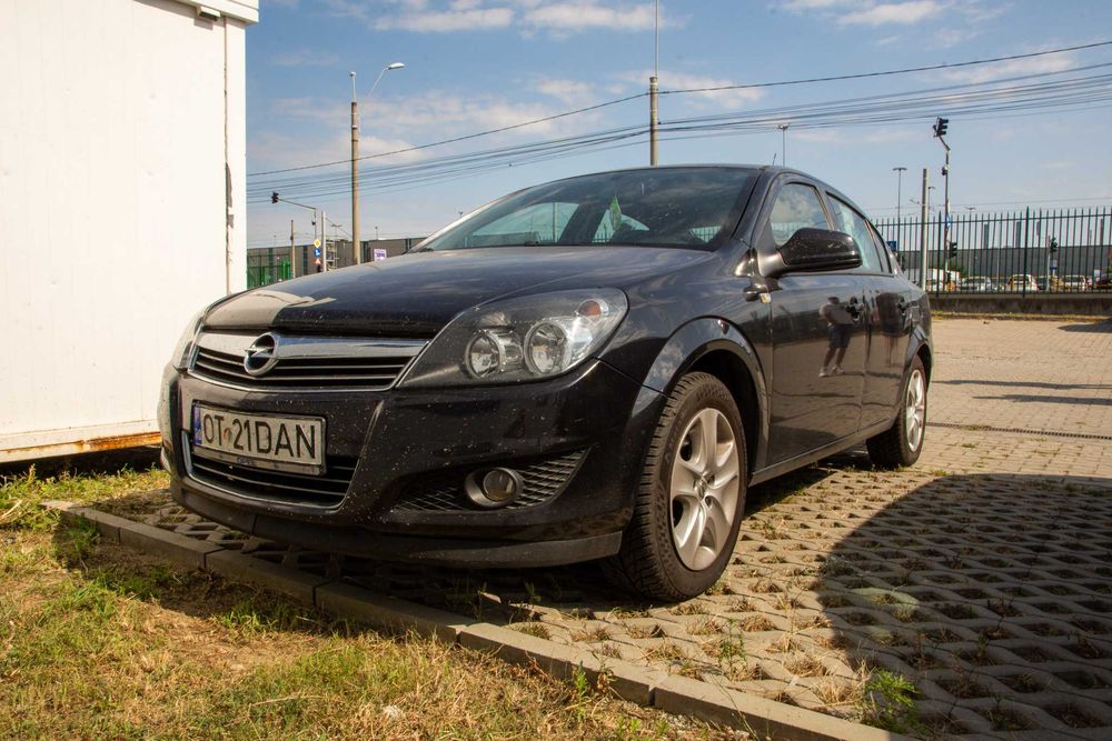 Opel Astra H Sedan, 1.6 benzina, 115cp