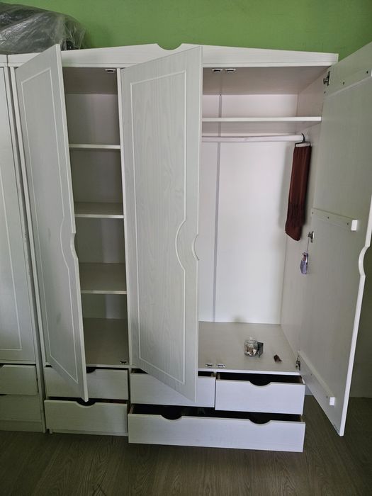 Dulap alb 3 uși cu sertare --  stare bună