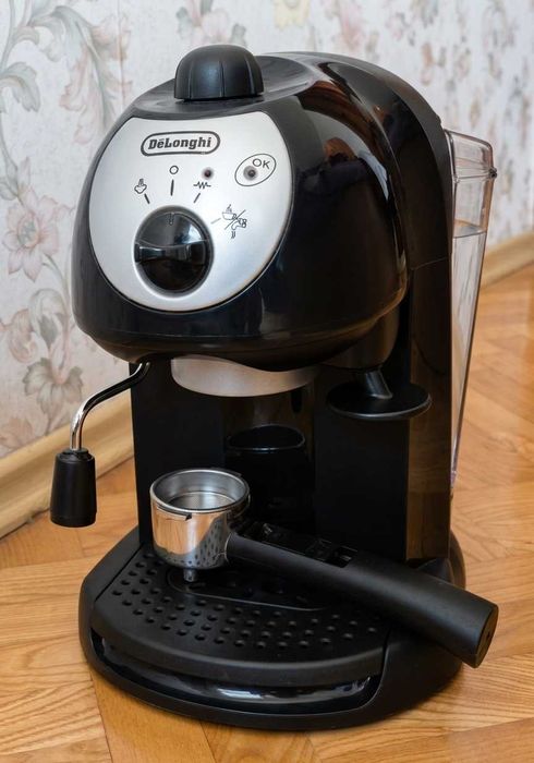 Кафемашина DELONGHI EC201CD.B 1000.00 ml, 15.00 bar, ЧЕРНА + ПОДАРЪК Кафе Illy