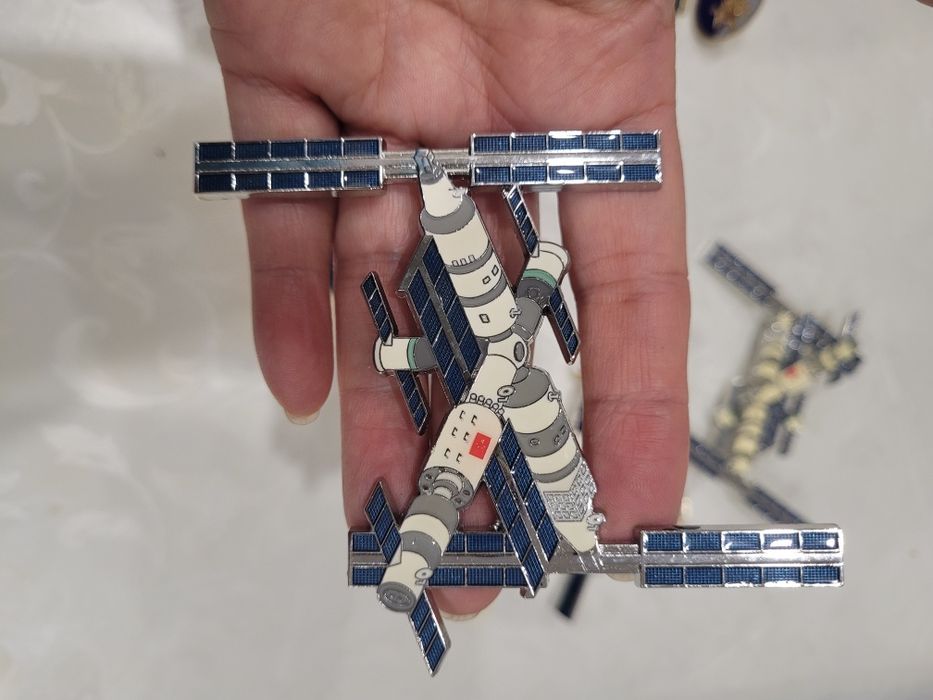 Космические спутники, сувениры