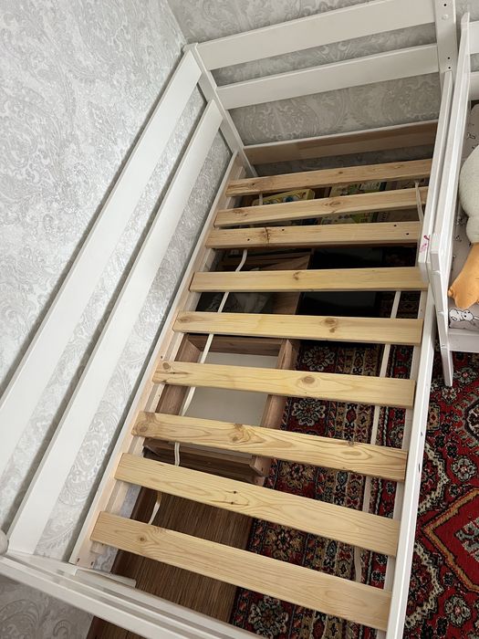 Детская кровать из дерева