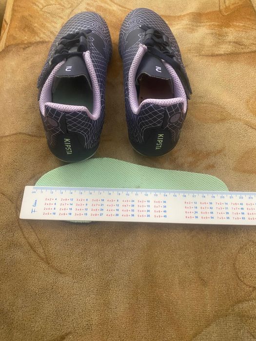 Детски обувки/бутонки за футбол. Номер 32. Цена 12 евро