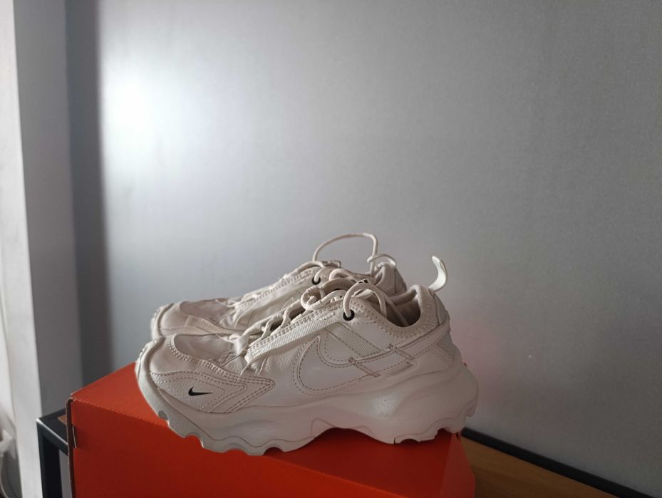 Nike дамски маратонки р-р 35,5(22см. -стелка)
