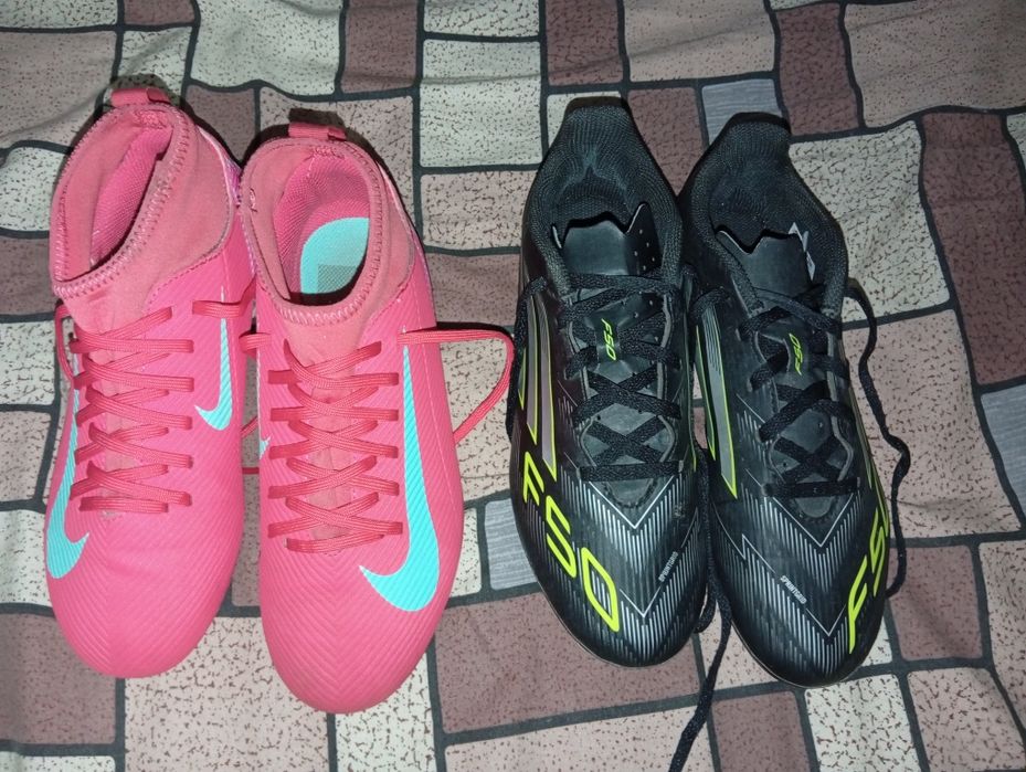 Vând doua perechi de papuci de fotbal cu crampoane de natural: Nike Mercurial, Adidas F50