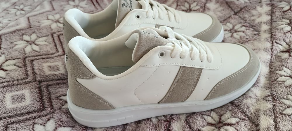 Продам кроссовки