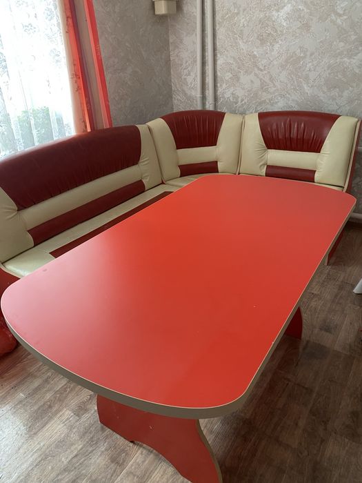 Продается уголок в кухню