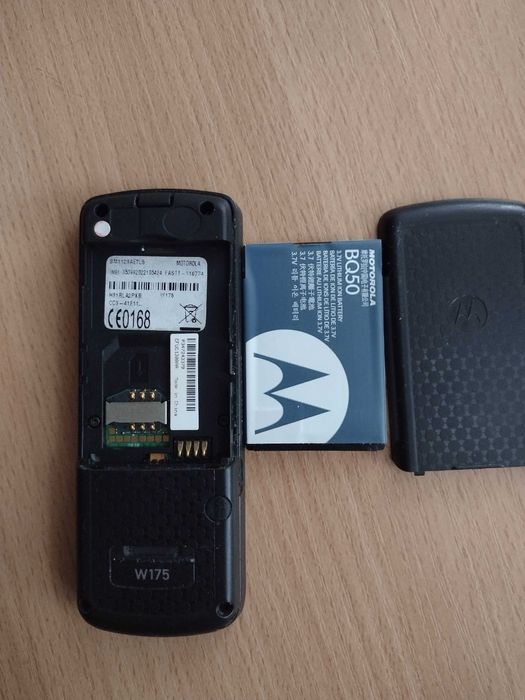 Motorola W175 със зарядно устройство