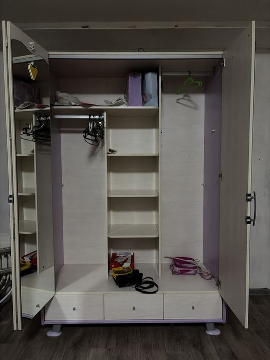 Продам шифоньер в детскую комнату