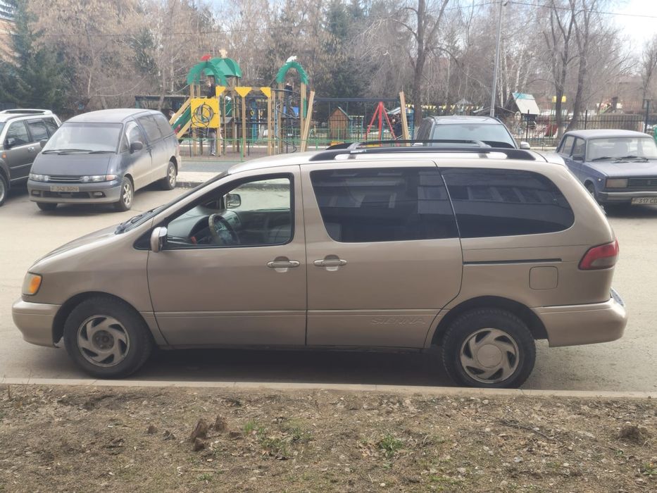 Продам  машину  таета сиена