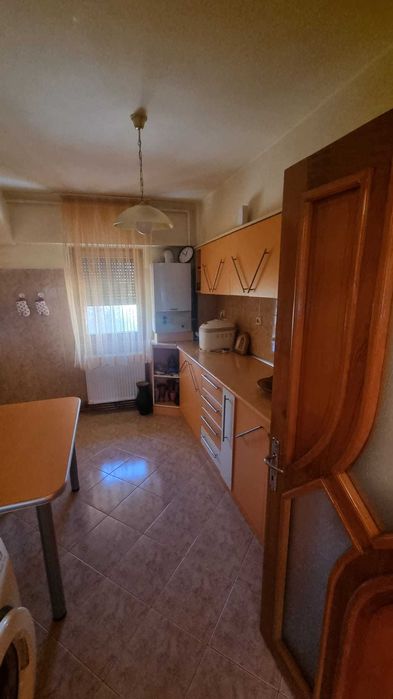 Inchiriere apartament cu 3 camere,2 bai, balcon si parcare, zona Dacia