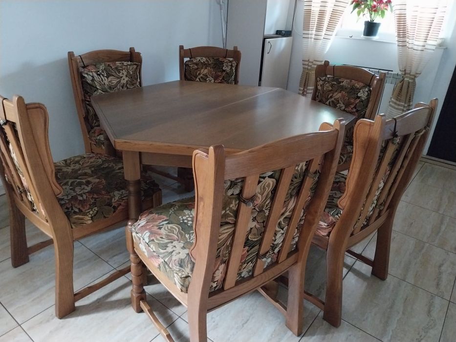 Masa extensibila din lemn masiv cu 6 scaune