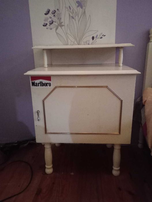 Спалня с нощни шкафчета и огледало