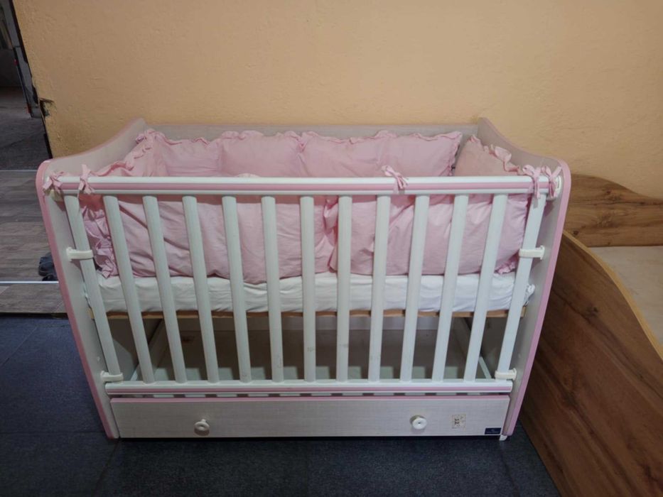 Бебешка дървена кошарка