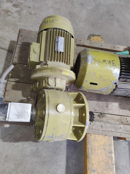 Motor electric trifazat cu reductor 1.3kW, 31rpm, 220/380V