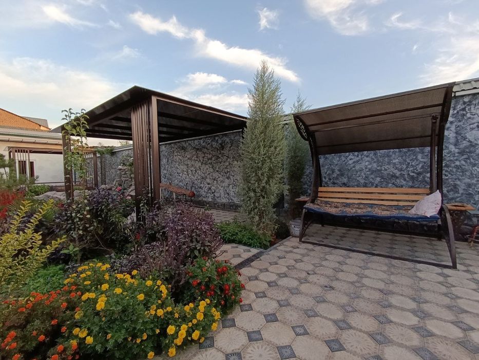 Участок 6 соток с двухэтажным домом 10 комнат Бектемир