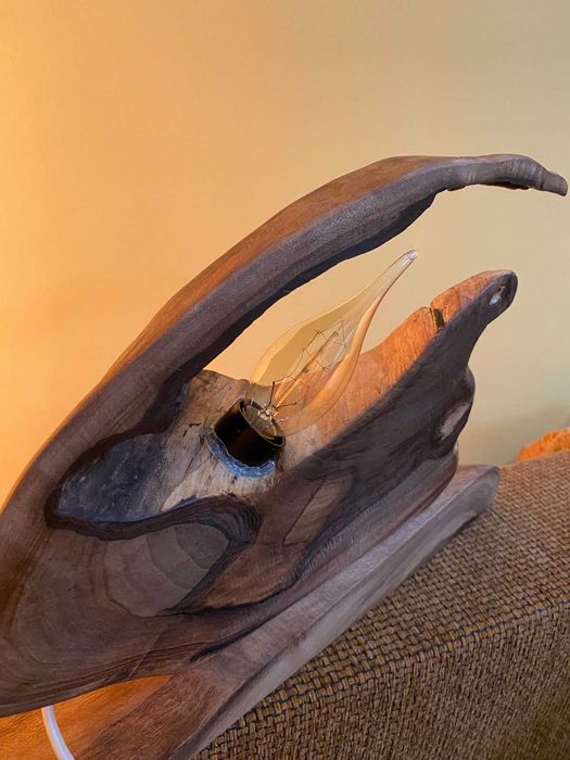 Ръчно изработени часовници и лампи от орех