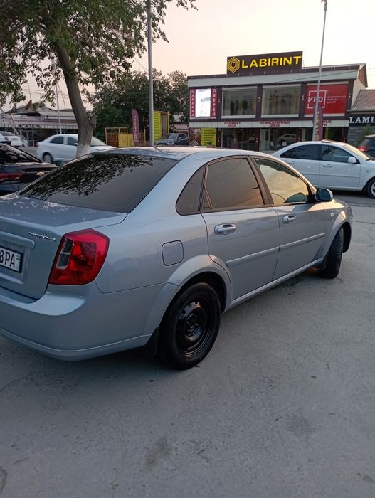 Lacetti 1.8 sotiladi