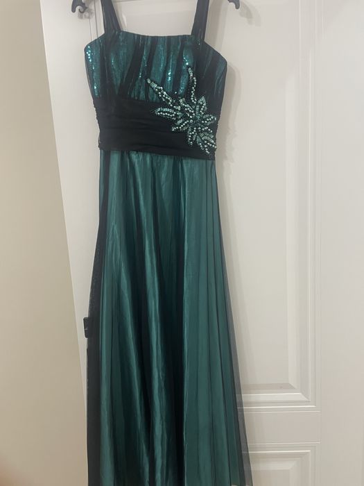 Продается платья вечерние