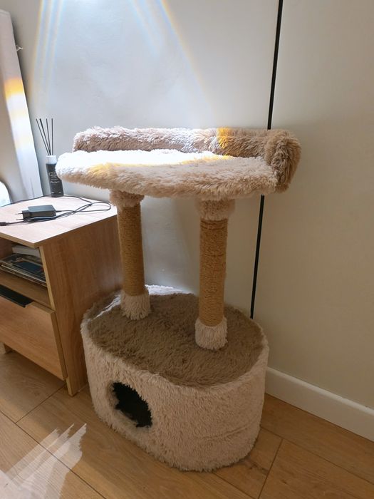 Кошачий домик с когтеточкой