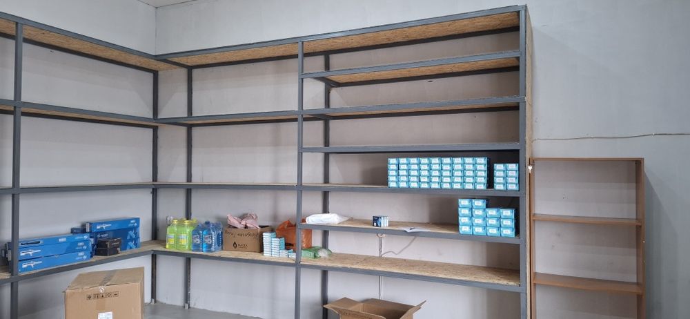 Продаётся витрины, стиляжи полки.