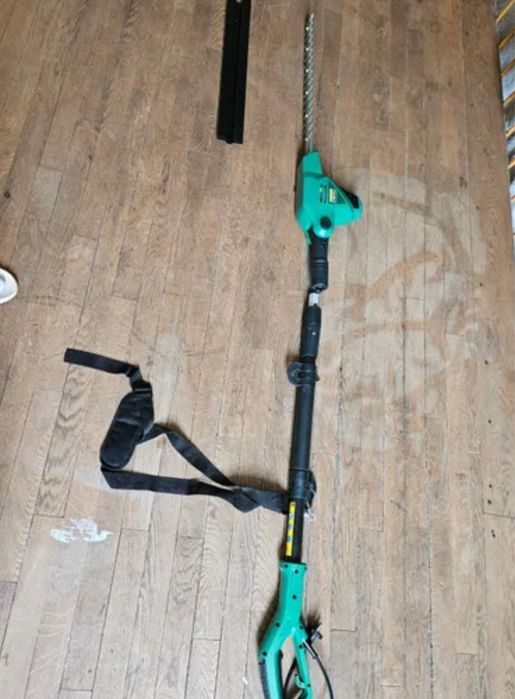 Foarfeca electrica pentru tuns gard viu