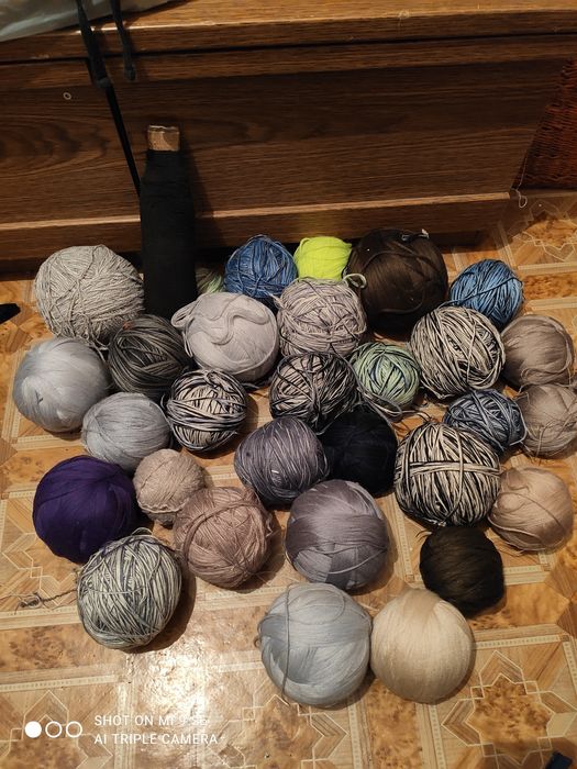 Продам шерстяные нитки для вязания 15 кг