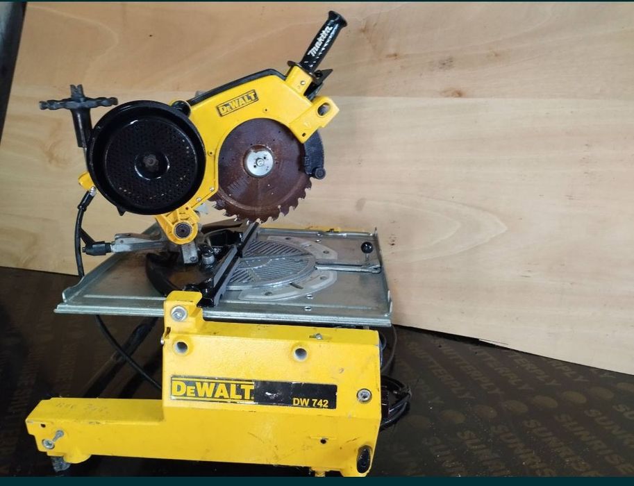 Пендула Герунг циркуляр 305 мн ДЕВОЛТ DEWALT завъртащ се  перфектен