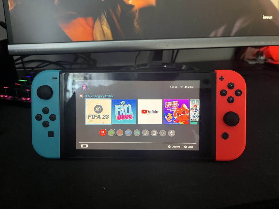 Vand nintendo swich cu 2 jocuri