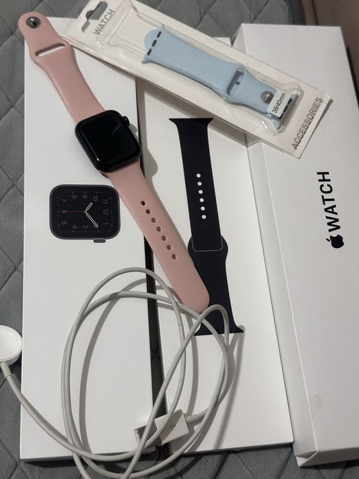 Продам Apple Watch 40 мм в идеальном состоянии, цвет — чёрный.