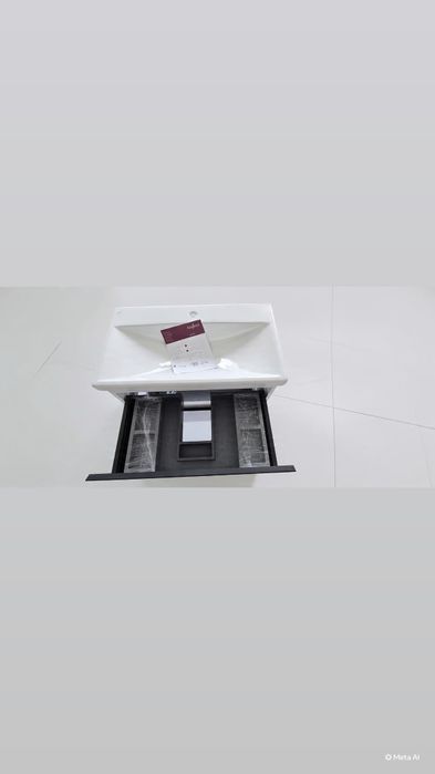 Set mobilier baie suspendat Jungborn Trenda riflaj 80 cm alb cu manier negru, adâncime 45 cm, înălțime 65 cm, lungime 80 cm.