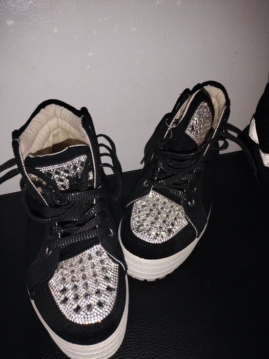 Adidași cu ștrasuri