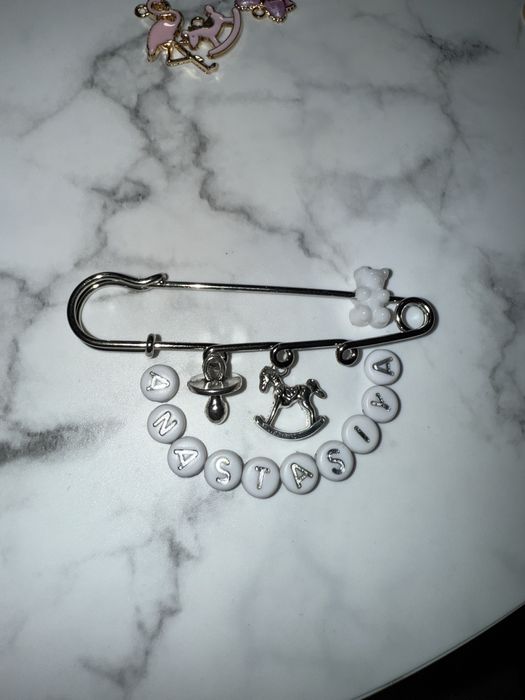 Безопасна игла/ брошка с име на бебе или дете