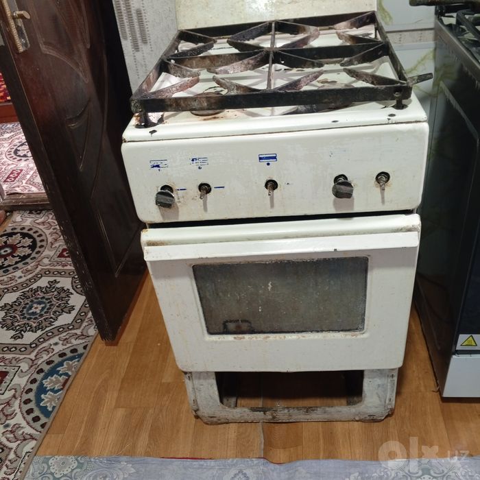 Холодильник, газ плита и окно акфа