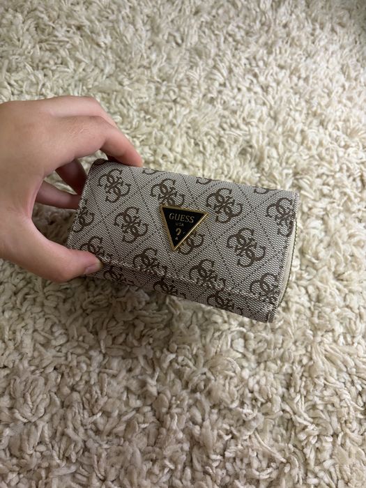 Portofele guess de diferite marimi