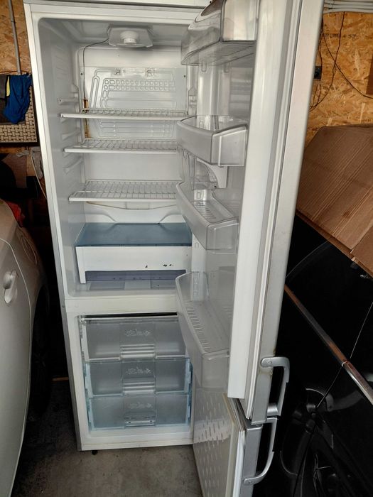 Хладилник с долен фризер