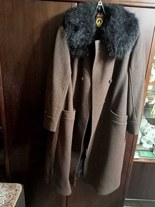 женское пальто.шерстяное. цвет коричневый.