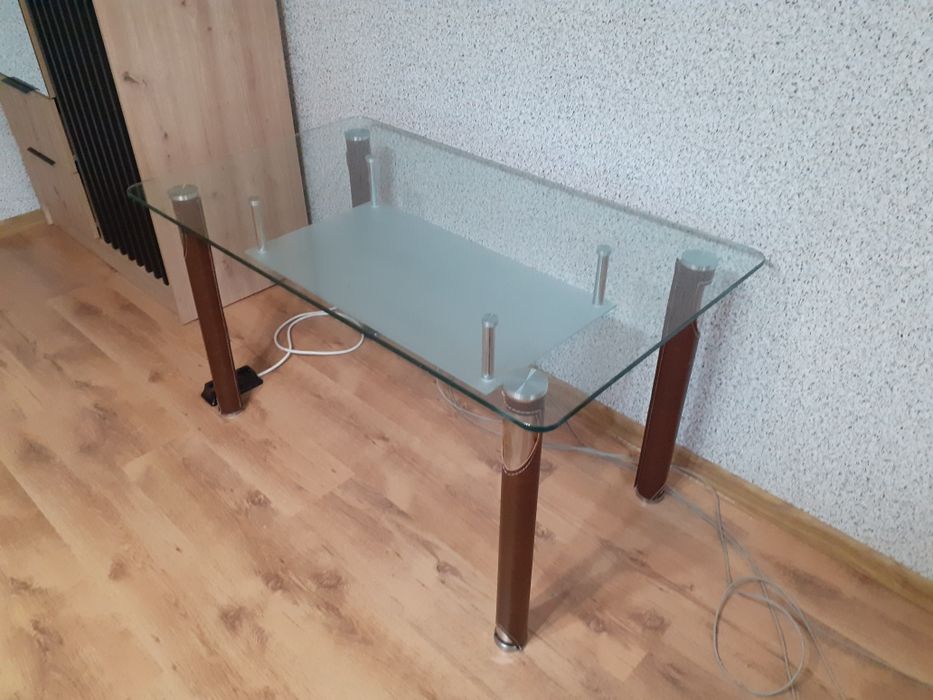 Стъклена маса,подходяща за хол