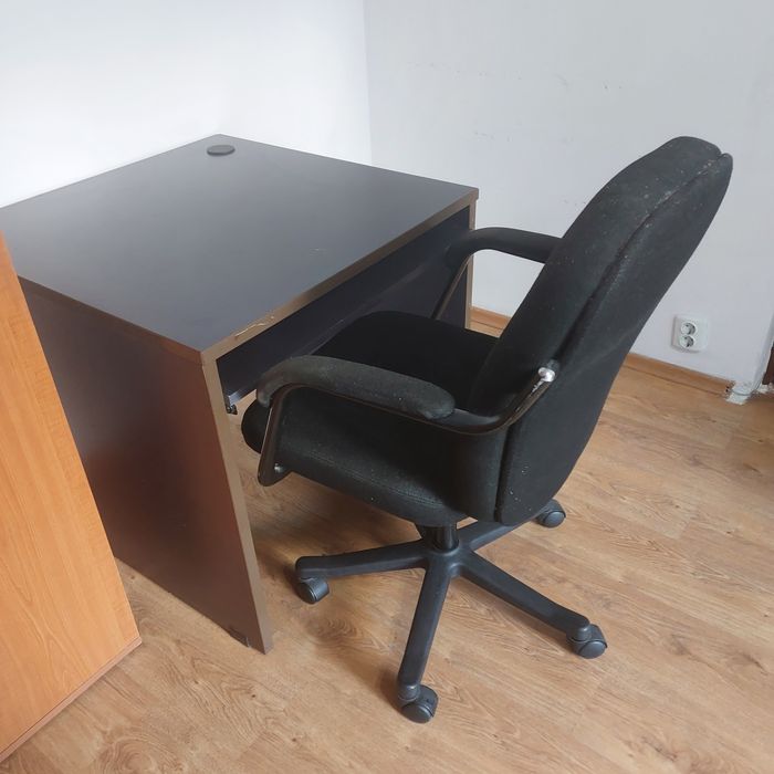 Vând birou cu scaun. Prețul este pentru ambele.