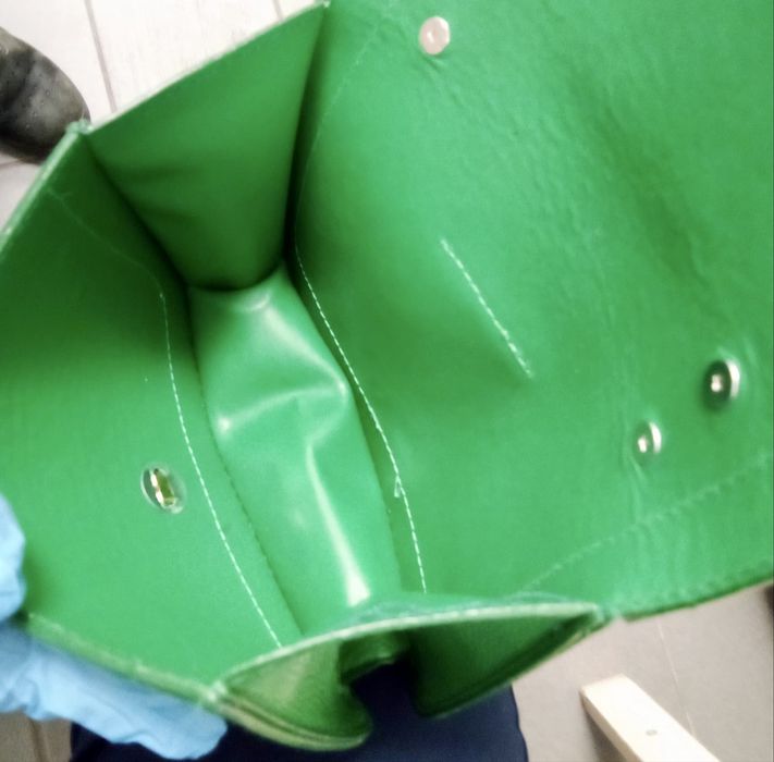 Geanta finuta de mana