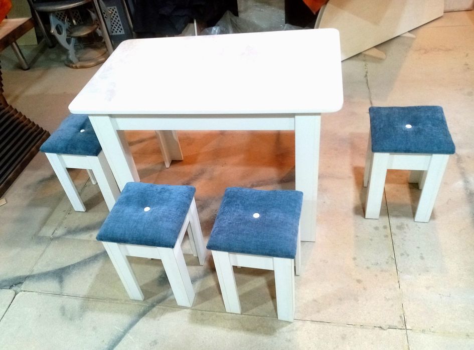 Продам новый стол 4 табуретки!