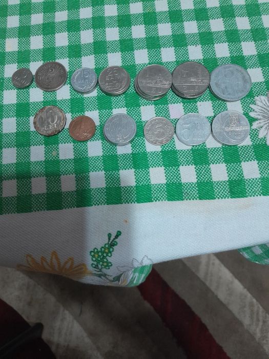 Vând bacnote și monede.