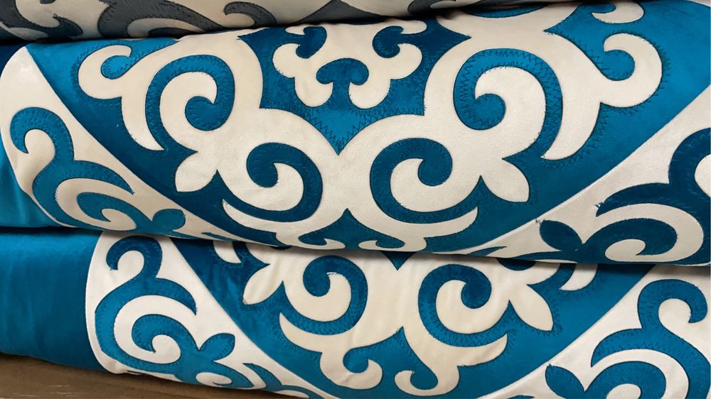 Ол өз бастығын жалайды, ал ол кончасын.