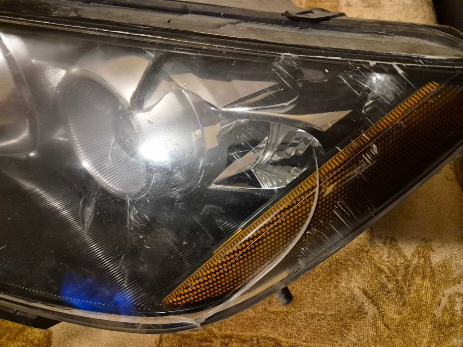 Фар,Мазда цх7 2010г.