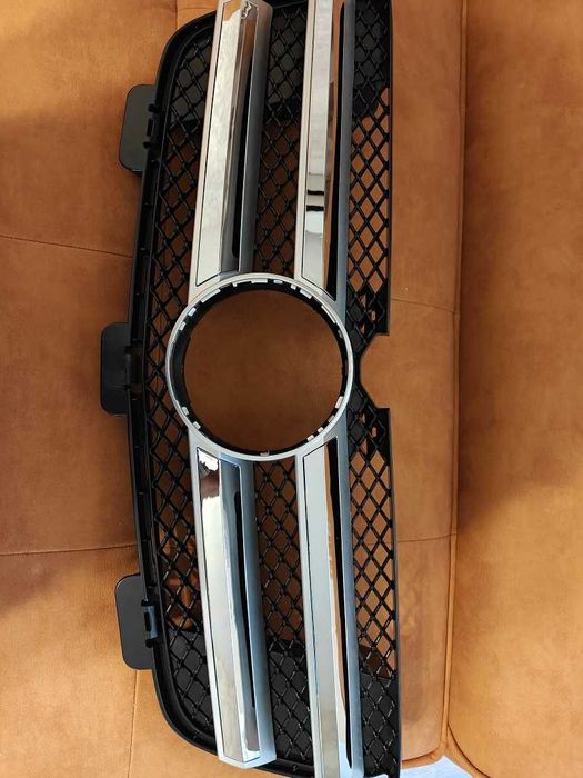 Предна Горна Решетка за Mercedes GL-Class X164 (2007–2012) monto.bg